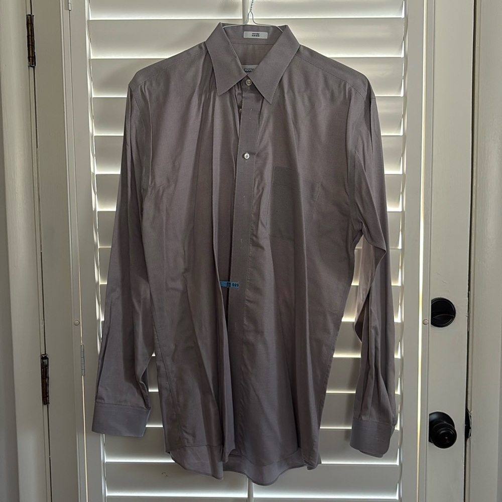 Men’s gray button up shirt